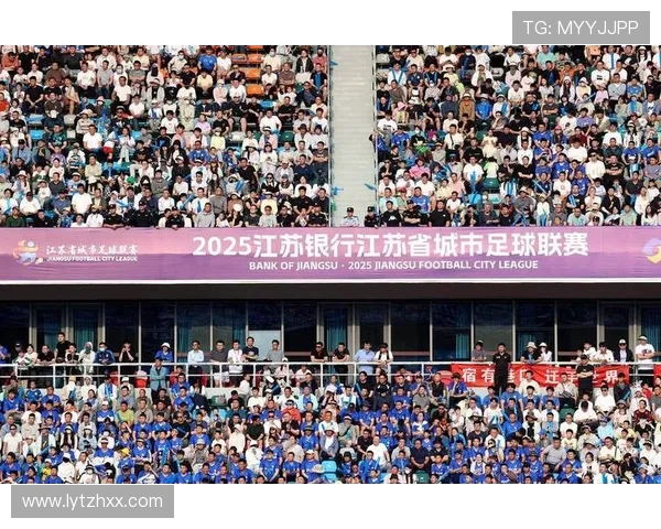 南京足球队在城市联赛中以56分稳居榜首展现强劲实力 南京足球队在城市联赛中以56分稳居榜首展现强劲实力